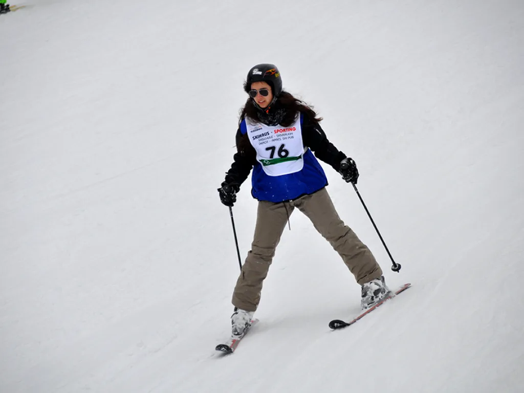Skifahrerin mit Startnummer 76 in beiger Hose.